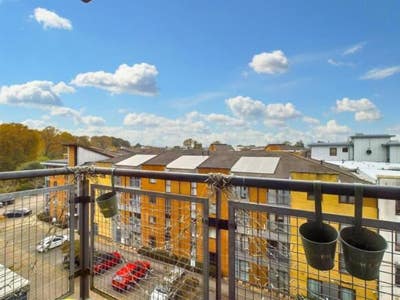 2 bedroom flat in Crawley city centre. Main Photo