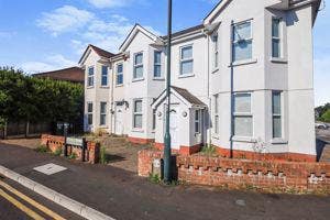 Spacious 9-Bedroom Student House Main Photo
