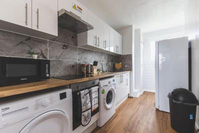 Double Room in Renovated Flat/Prime Location Main Photo