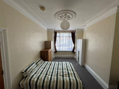 Spacious Double Room for Rent Main Photo