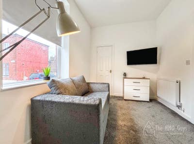 Oldham Modern Rooms To Rent - Good Transport Links Main Photo