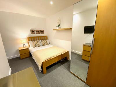 Lovely Double room - Close to Three Bridges Main Photo