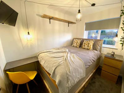 Lovely Small Double Room Close to 24 hour Bus/Town Main Photo