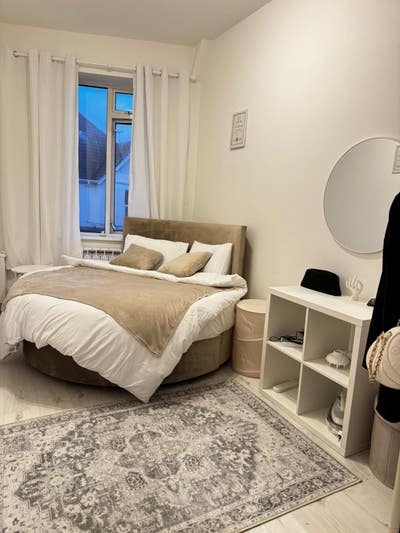Double room in newly refurbished apartment Main Photo