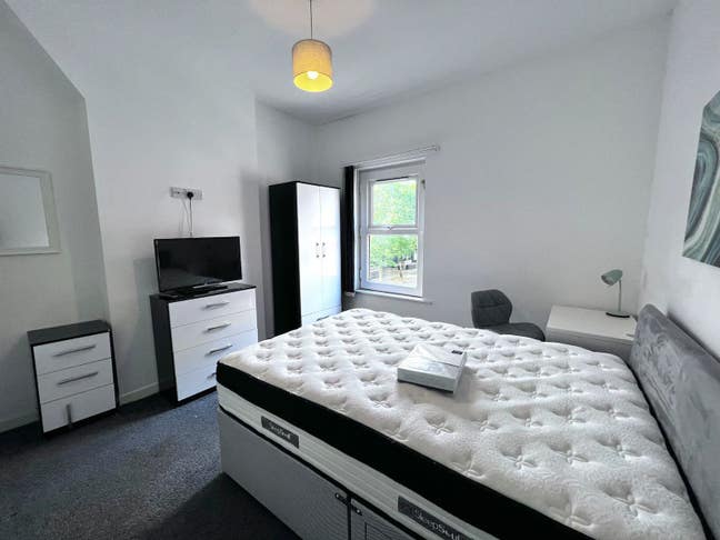 Ensuite Available-Staffs or Keele! Main Photo