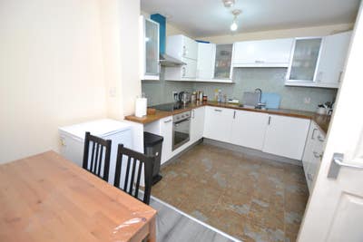 Modern 3-Bed Flat Near Canary Wharf, E14 Main Photo