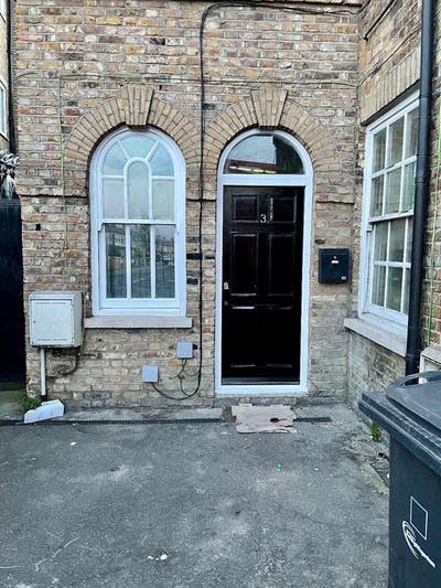 2 bed flat next to station in Zone 5 Main Photo