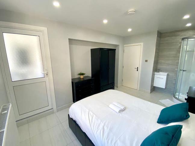 Semi- Ensuite Room in 3 Bed Flat! +Zone 1+ Main Photo