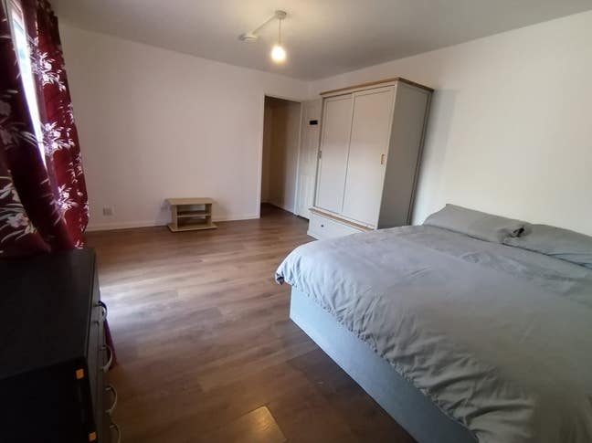 Freshly Renovated Rooms Sutton Hill Main Photo