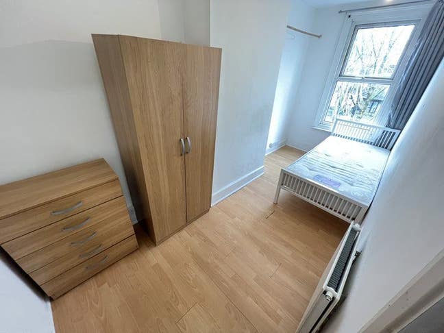 Two Singles 2 min from City Uni-from £185pw Main Photo