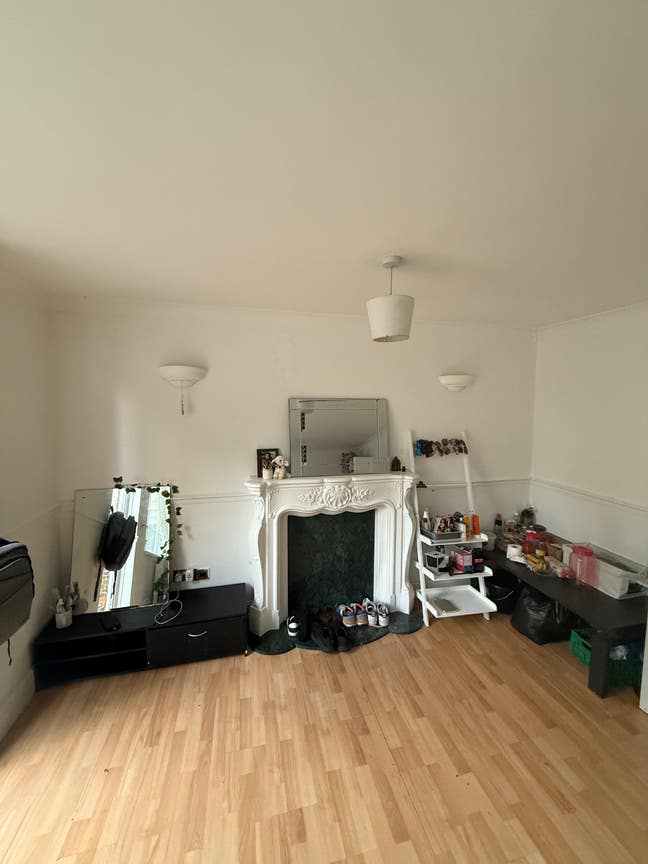 Spacious Double Room- Infront of Stratford Station Main Photo