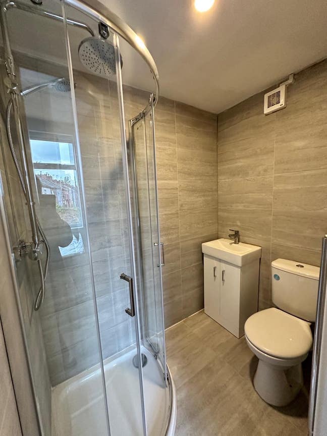 Two spacious double room -26 Queens Dr L4 6SH Main Photo