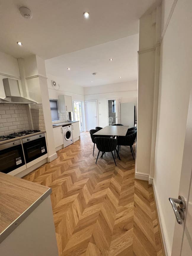 One bright studio-26 Queens Dr L4 6SH Main Photo