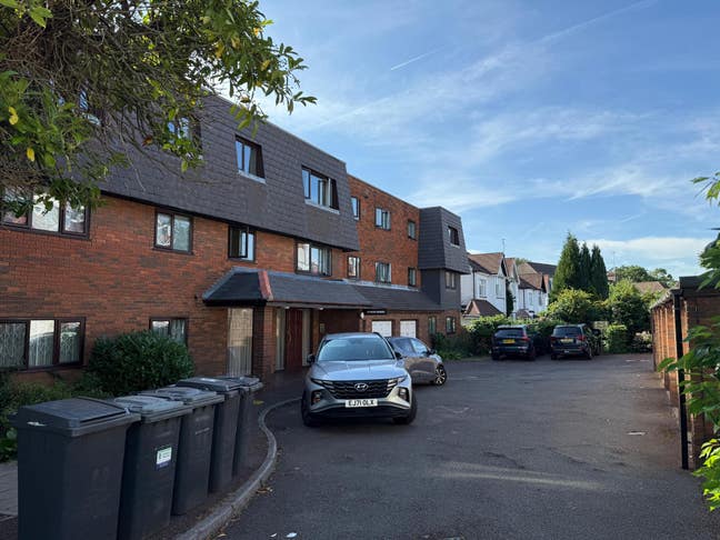  2 Bed / 2 Bath Spacious ap in Green Walk, NW4 Main Photo