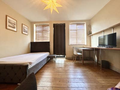 Great Room Near Ruislip Station & High St Main Photo