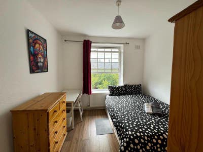 Bright Dbl room for single use/ 3 mins from tube Main Photo