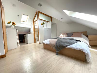 An immaculate studio style loft room with en-suite Main Photo