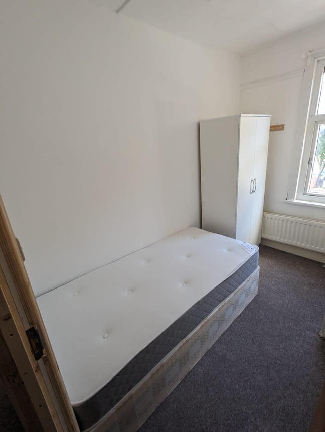 Cozy Single Room 10 Mins from Circle Line Station Main Photo