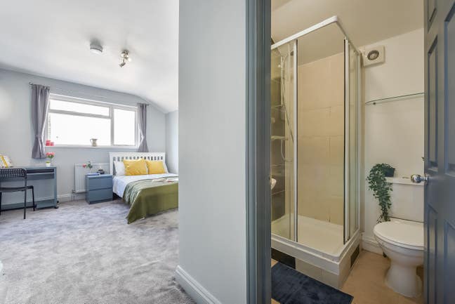 ⭐️ Alluring Ensuite in Trundley's Road ⭐️ Main Photo