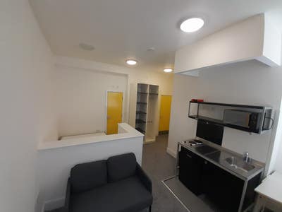 Refurbished Studio in Wakefield WF1 Main Photo