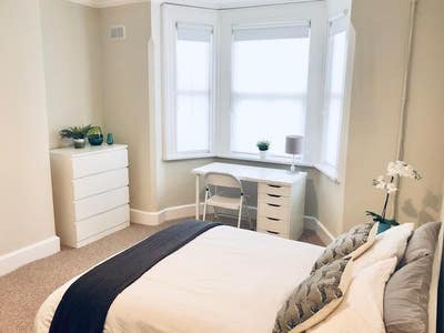 Lovely bright rooms in graduate houseshare Main Photo