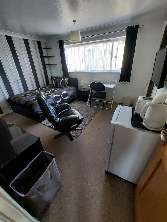 Spacious Double Room Single Occupancy.  Main Photo