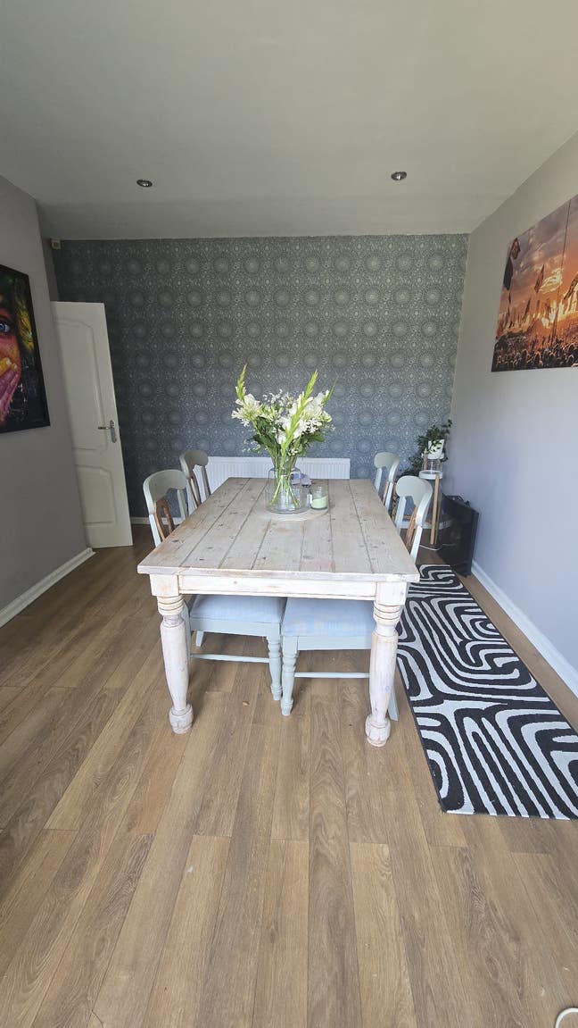 Large Double Room in Reddish Main Photo