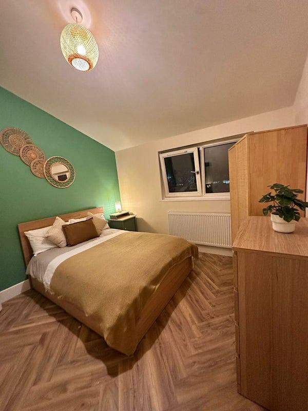En suite Rooms in Newly Refurbished 6-Bed, 6-Bath  Main Photo