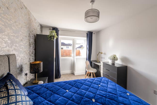 Double Room with En-suite and Garden Main Photo