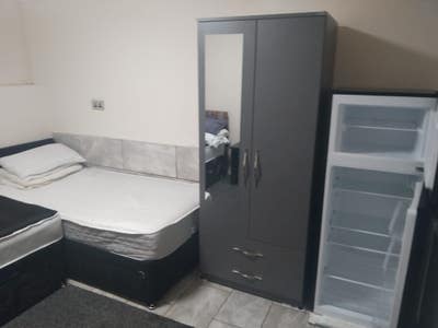 Single & Double Rooms in a 3-bed flat BL1  Main Photo
