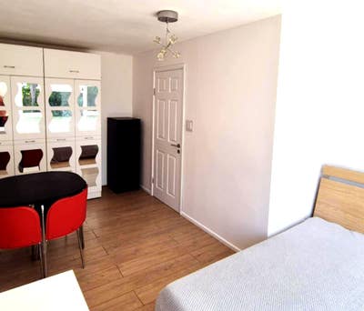 2 bedsits in modern flat Main Photo
