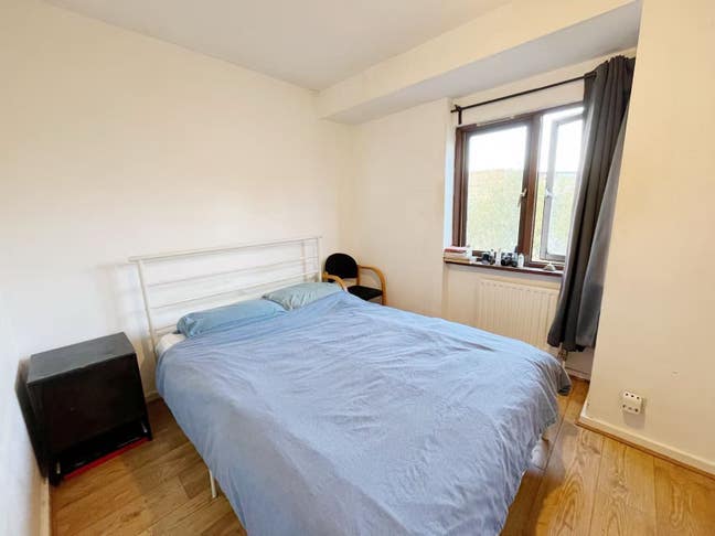 Spacious Double in 5 bed house,2mins Oval station Main Photo