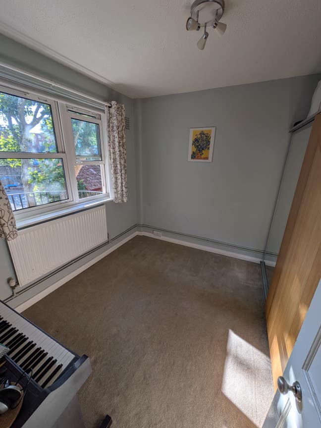 Sunny room in amazingly central quiet location Main Photo