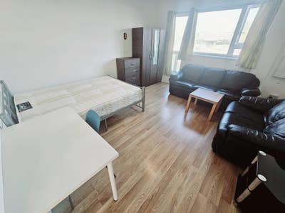 Stunning 4-Bed Flat – 5 Min Walk to UCL & Euston Main Photo