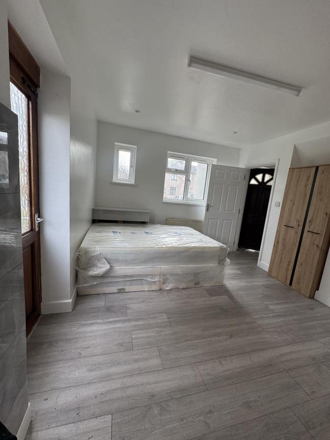Studio room for rent in welling high street . Main Photo