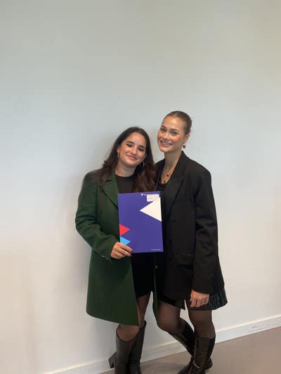 Looking for a flat/spare room for two girls Main Photo