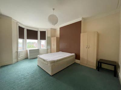 Sept prof room in 3 bed Sandyford flat at £495pm. Main Photo