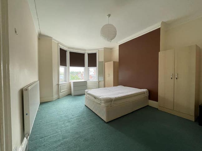 Sept prof room in 3 bed Sandyford flat at £505pm. Main Photo