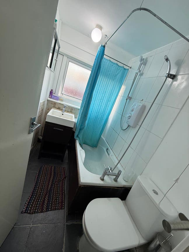 1 double room available in 3 bedroom house  Main Photo