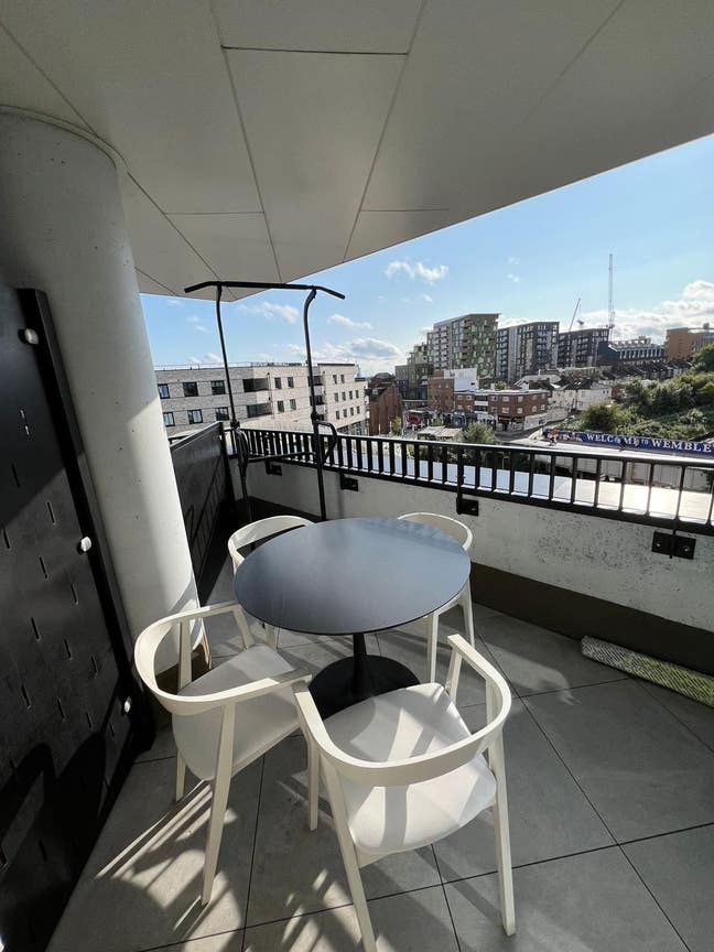 Modern 2-Bedroom Flay in Wembley - Fully Furnished Main Photo