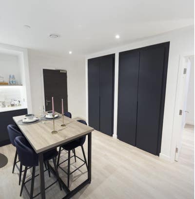 Spacious Room |Morden Apartment| Bills included | Main Photo
