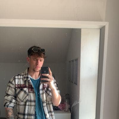 Professional Male seeks a single or double room Main Photo