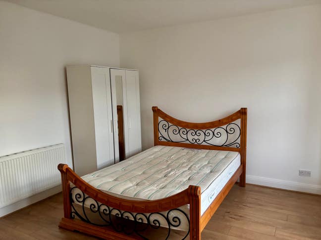 Extra large double room to let Main Photo