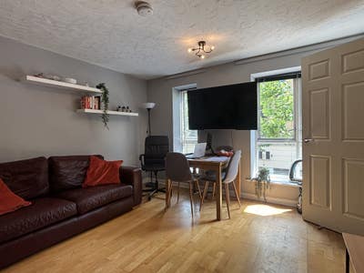 2 Bed Flat - Huge Balcony  In Docklands Main Photo