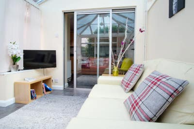 2 Gorgeous Rooms in Quiet, Spacious, Prof H/S Main Photo