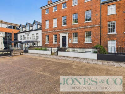 Charming 2-Bedroom Top Floor Flat  Main Photo