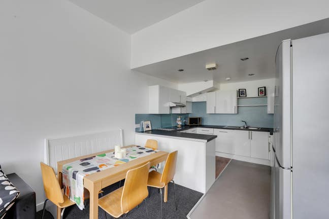 Superb First Floor Flat, Six Bed Ensuite Main Photo