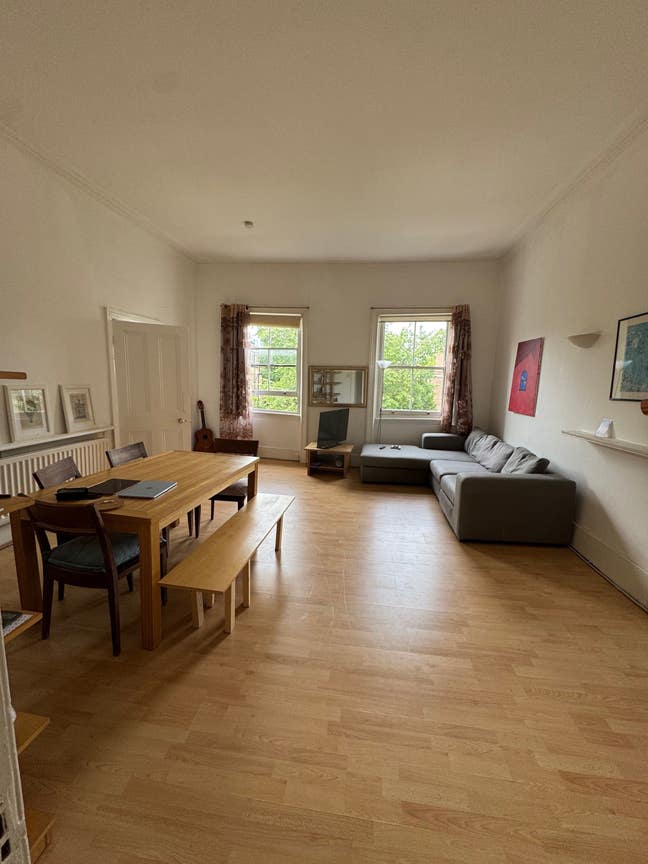 Double Bedroom with Balcony in Chelsea Main Photo