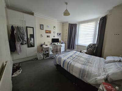 Large double room 15 minute walk to city center  Main Photo