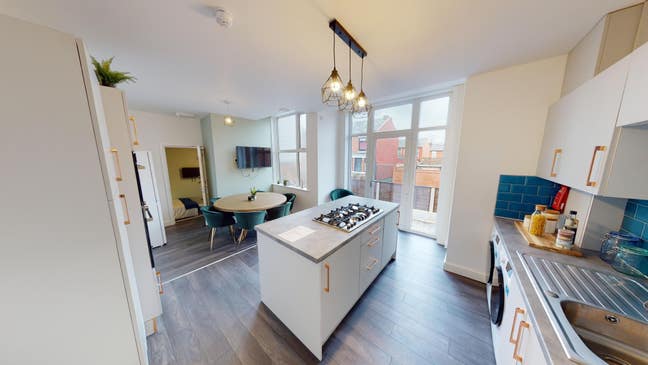 **Spacious Furnished Double En-Suite Room**  Main Photo